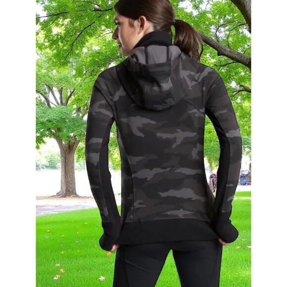 Nwt Athleta Triumph Printed Hoodie - Black Camo XS MSRP $128 - Picture 3 of 7